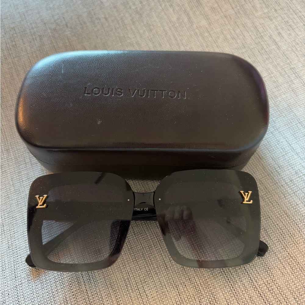 SUNGLASSES